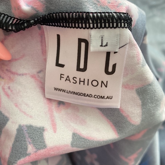 3/$25 Open-sided t-shirt - Picture 3 of 3